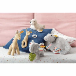 Steiff Speeldooszegel Tamme 19 Cm 7 Steiff Speeldooszegel Tamme 19 Cm -Kinderspeelgoed steiff speeldooszegel tamme 19 cm a291824 3